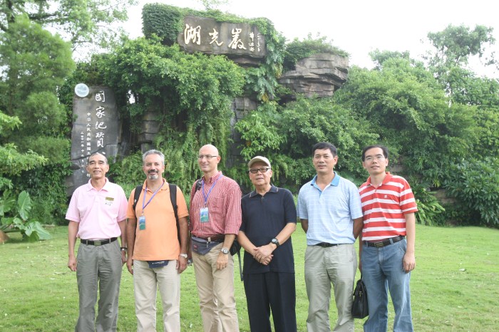 瑪珥湖研究會高級顧問何均發以及湖光巖園區何貴局長等領導與聯合國教科文組織的專家合影