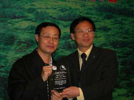 圖文1：國務院國土資源部地質環境司司長姜建軍(右)代表聯合國教科文組織為雷瓊世界地質公園海口園區授牌，海口市政府常務副市