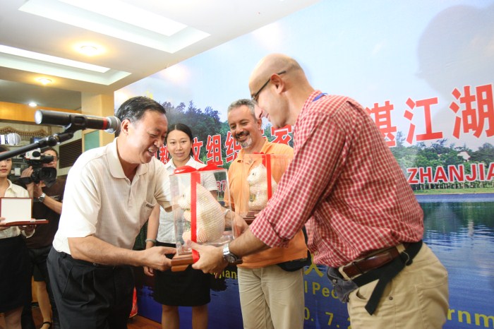 湛江市常務副市長潘那生在歡迎宴會上向聯合國教科文組織專家贈送禮物
