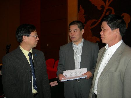 圖文3：海南椰灣集團有限公司董事長陳耀晶(右1)與國土資源部地質環境司司長姜建軍(左1)共同探討海口石山火山群國家地質公