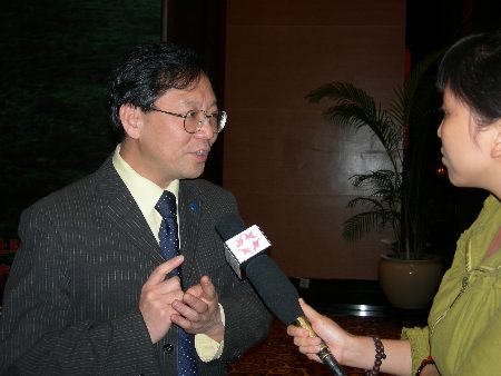 圖文4：國土資源部地質環境司司長姜建軍在接受記者采訪時表示，地質公園打造的是高品位的旅游精品，海口火山口具有成為世界火山
