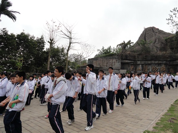五一期間，學生科普游使湖光巖人氣更旺