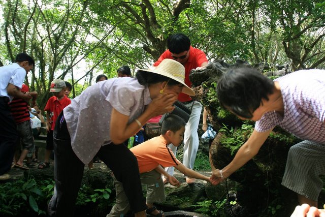洗龍水，沾吉祥