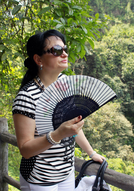 在火山觀(guān)景臺(tái)，黑山共和國(guó)最高法院院長(zhǎng)梅戴妮察欣賞景區(qū)風(fēng)光