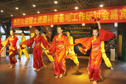公園文工團精彩的歌舞迎嘉賓