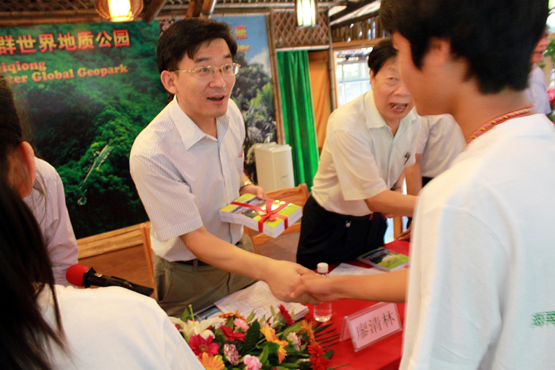 省教育廳副廳長廖清林向獲獎?wù)哳C獎