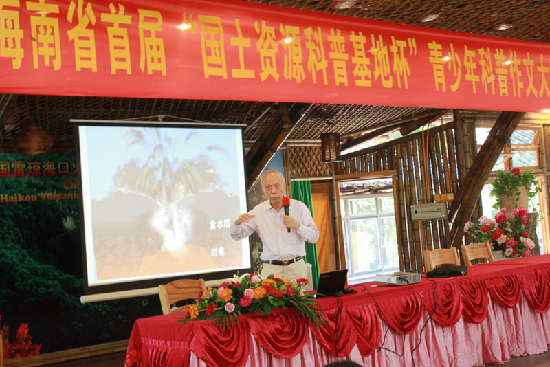 陶奎元教授向與會師生做專題科普講座