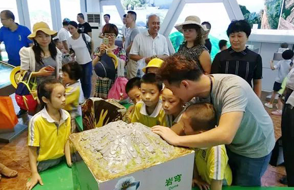 (7)4月22日,學生們在雷瓊公園馬鞍嶺景區科普館參觀體驗.jpg